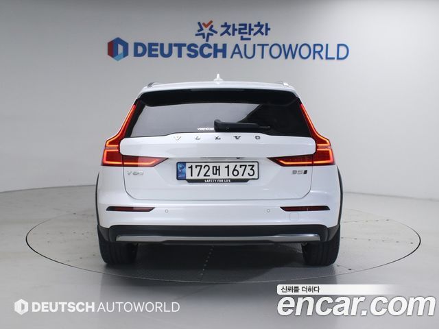 Volvo V60 Cross Country (II) B5 Ultimate AWD 2023 — фото 4