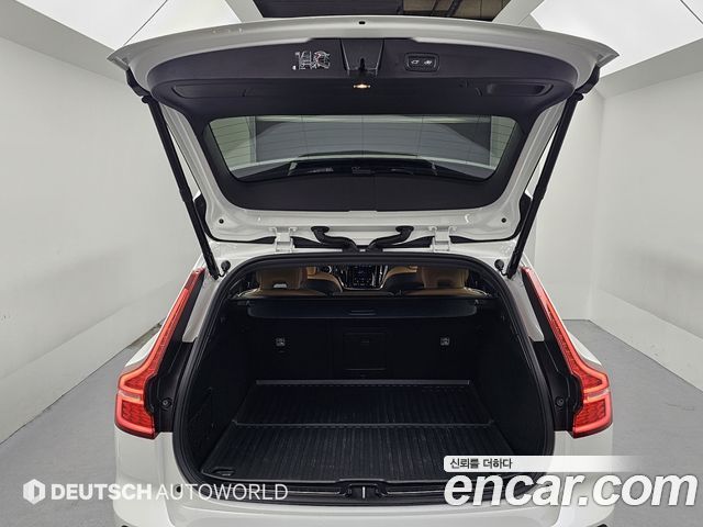 Volvo V60 Cross Country (II) B5 Ultimate AWD 2023 — фото 23