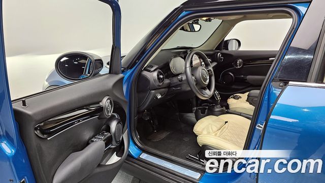 MINI Cooper 5-Door Classic Plus 3rd 2022 — фото 10