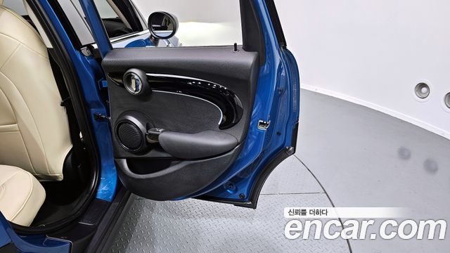MINI Cooper 5-Door Classic Plus 3rd 2022 — фото 31