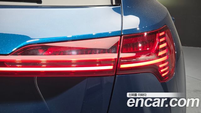 Audi e-tron 55 Quattro 2020 — фото 23