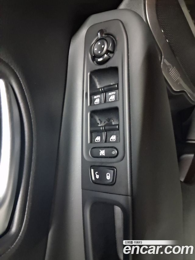 Jeep Renegade 1.3 Limited 2022 — фото 18