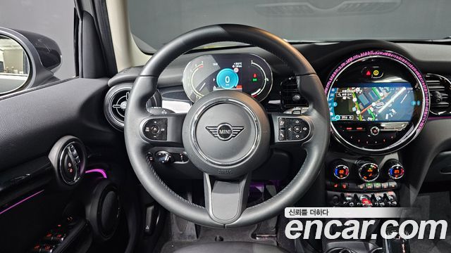 MINI Cooper 5-Door Classic Plus 3rd 2022 — фото 13