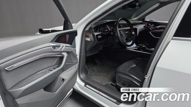 Audi e-tron 50 Quattro 2022 — фото 10