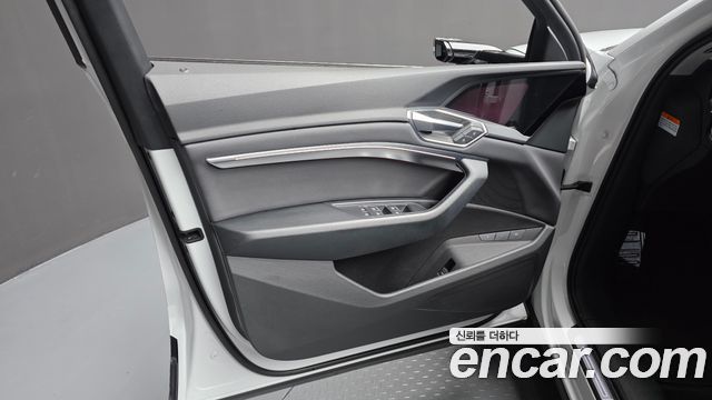 Audi e-tron 50 Quattro 2022 — фото 22