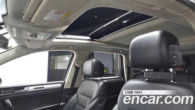 Volkswagen Touareg V6 3.0 TDI Bluemotion Premium 7P5 2015 — фото 18