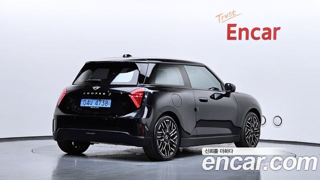 MINI Cooper Electric (IV) SE Favoured 2024 — фото 2