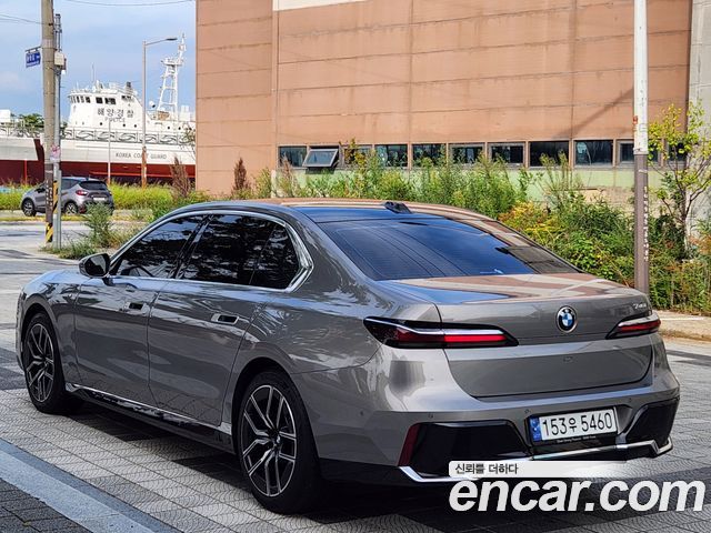 BMW 7 Series (G70) 740i sDrive M Sport 2023 — фото 3