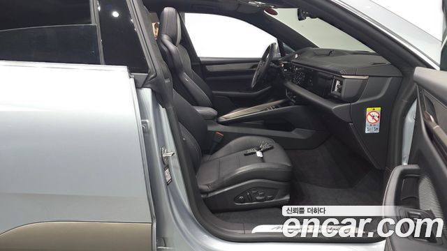 Porsche Macan EV Turbo 2025 — фото 10