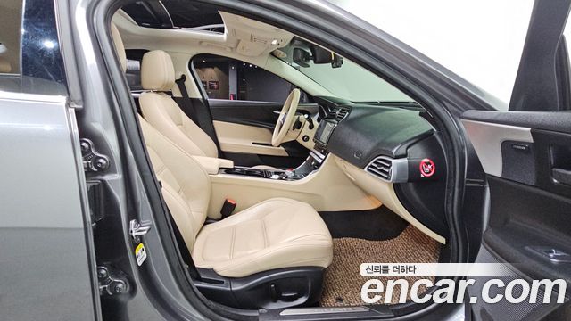 Jaguar XE 20d Prestige 2016 — фото 12
