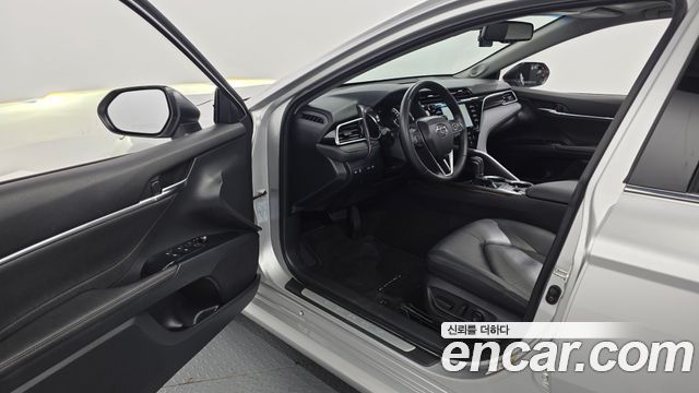 Toyota Camry (XV70) 2.5 XLE Hybrid 2018 — фото 10