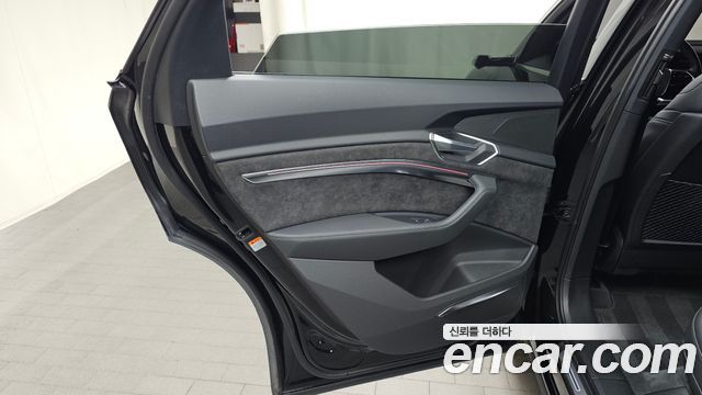 Audi e-tron 55 Quattro 2020 — фото 31