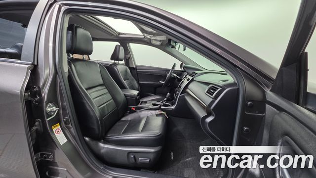 Toyota Camry 2.5 XLE 2015 — фото 10