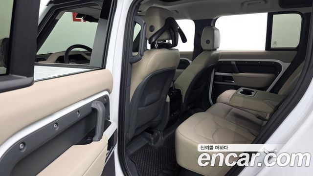 Land Rover Defender (L663) 110 D250 SE 2024 — фото 15