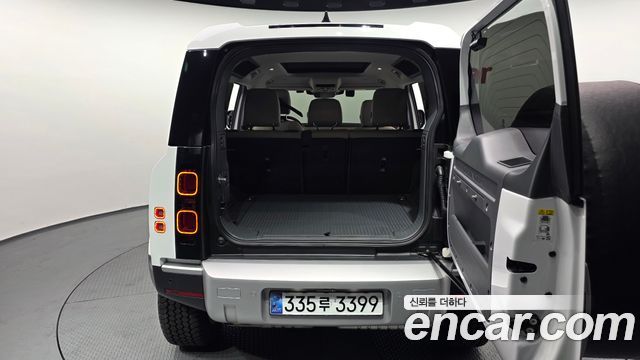 Land Rover Defender (L663) 110 D250 SE 2024 — фото 24