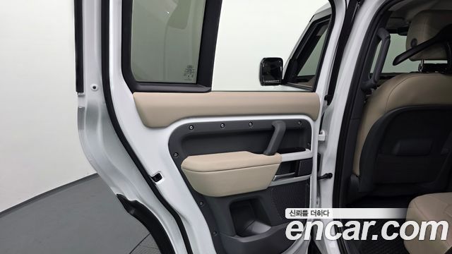 Land Rover Defender (L663) 110 D250 SE 2024 — фото 31
