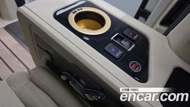 Kia Carnival (IV) Gasoline 7-seater Limousine(Special vehicle) 2022 — фото 18