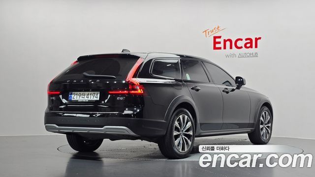 Volvo V90 Cross Country B5 Ultimate AWD 2024 — фото 2