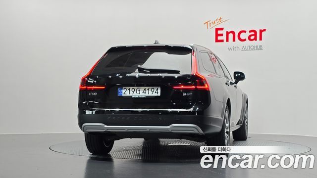 Volvo V90 Cross Country B5 Ultimate AWD 2024 — фото 4