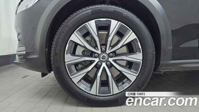 Volvo V90 Cross Country B5 Ultimate AWD 2024 — фото 5