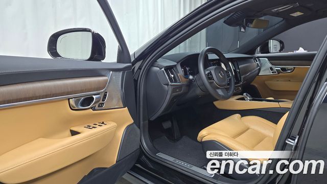 Volvo V90 Cross Country B5 Ultimate AWD 2024 — фото 10