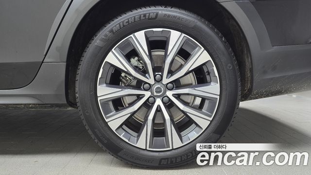 Volvo V90 Cross Country B5 Ultimate AWD 2024 — фото 21