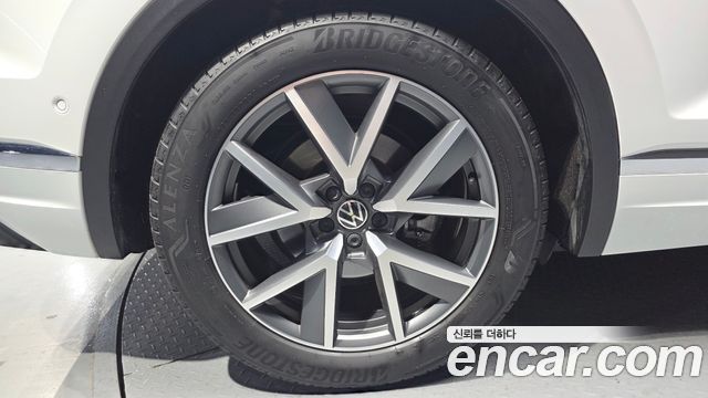 Volkswagen Touareg (III) 3.0 TDI Prestige 2023 — фото 5