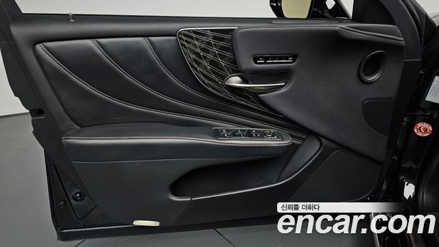 Lexus LS500 (V) 3.5 Platinum AWD 2022 — фото 30