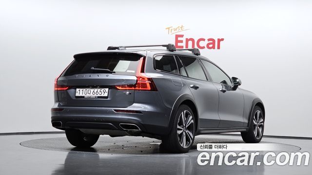 Volvo V60 Cross Country (II) T5 Pro AWD 2020 — фото 2