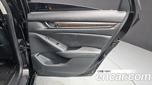 Honda Accord (X) 2.0 Hybrid Touring 2019 — фото 25