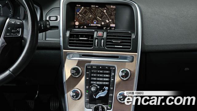 Volvo XC60 D3 1st 2017 — фото 13