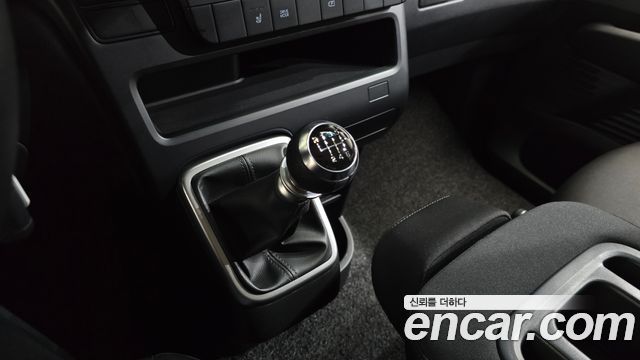 Hyundai Staria Tourer 11-Seater Smart 2025 — фото 9