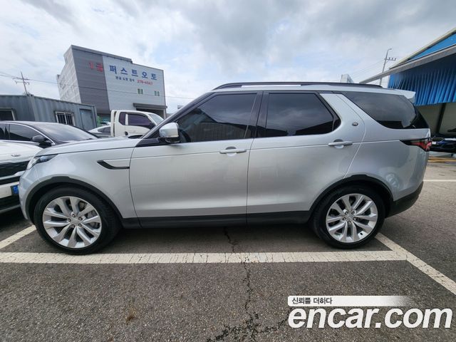 Land Rover Discovery 5 2.0 P300 SE 2023 — фото 3