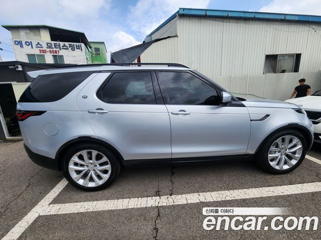 Land Rover Discovery 5 2.0 P300 SE 2023 — фото 4