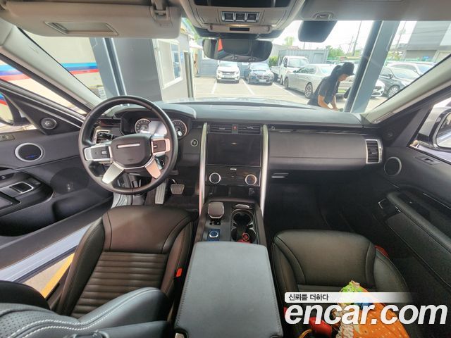 Land Rover Discovery 5 2.0 P300 SE 2023 — фото 9
