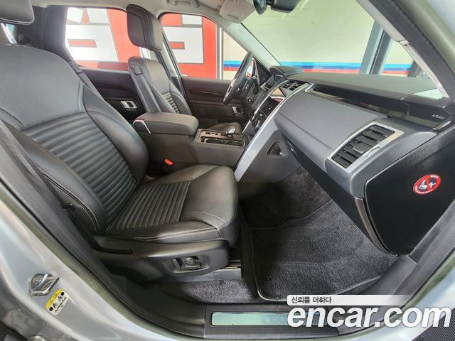 Land Rover Discovery 5 2.0 P300 SE 2023 — фото 10