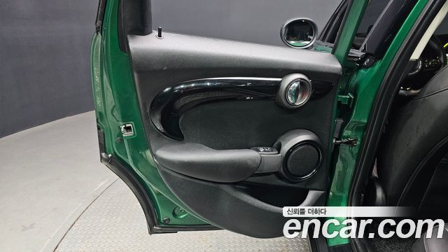 MINI Cooper S 5Door Standard 3rd 2020 — фото 27
