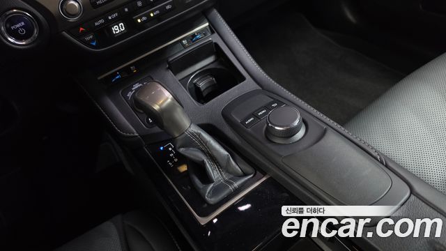 Lexus ES300h premium XV60 2017 — фото 9