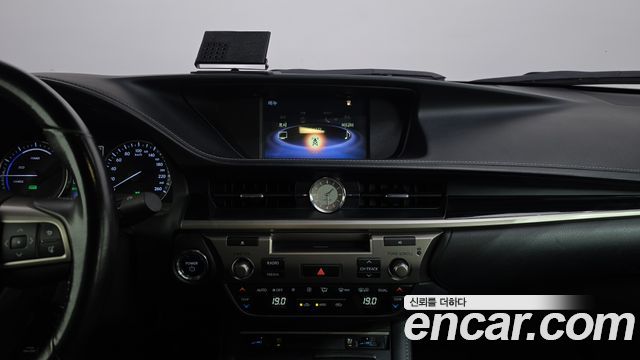 Lexus ES300h premium XV60 2017 — фото 14