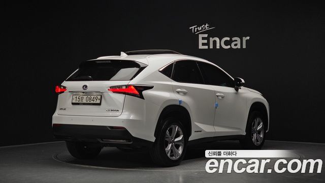 Lexus NX300h Executive 2016 — фото 2