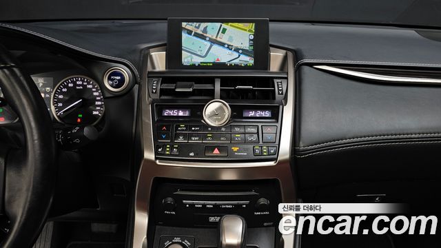 Lexus NX300h Executive 2016 — фото 14