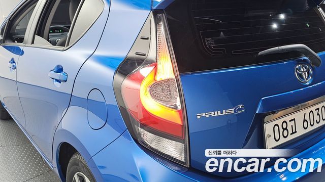 Toyota Prius C 1.5 2018 — фото 23