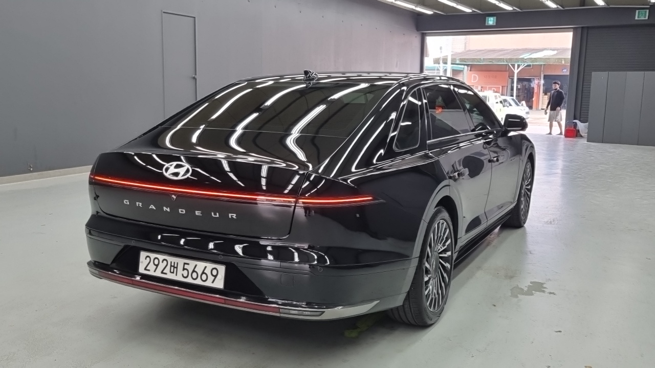 Hyundai Grandeur (GN7) 2,5 Gasoline 2WD Calligraphy 2023 — фото 2