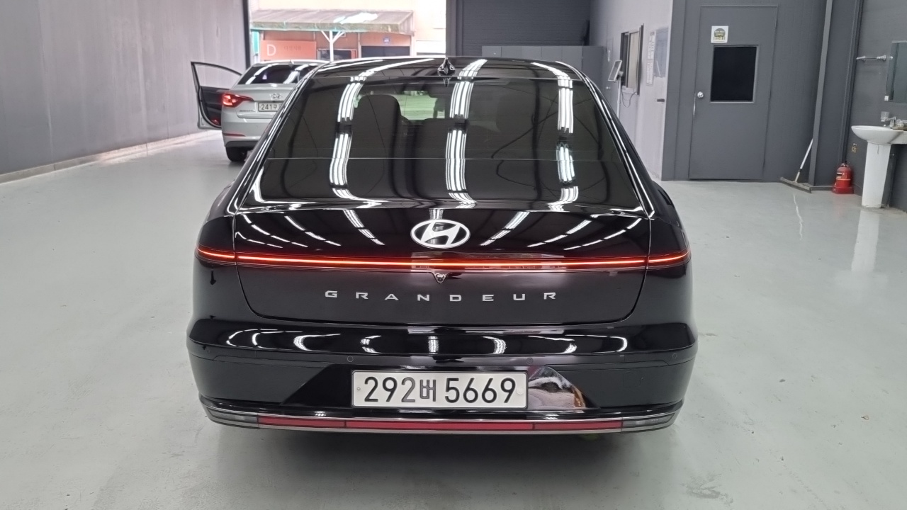 Hyundai Grandeur (GN7) 2,5 Gasoline 2WD Calligraphy 2023 — фото 4