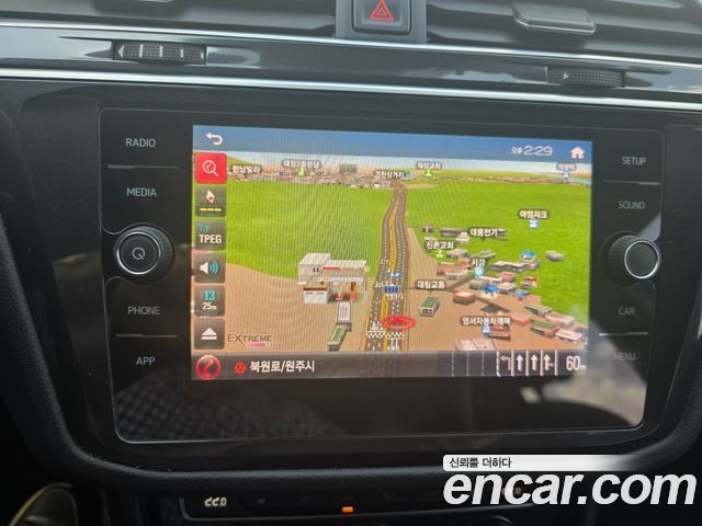 Volkswagen Tiguan (II) 2.0 TDI Premium 2018 — фото 17