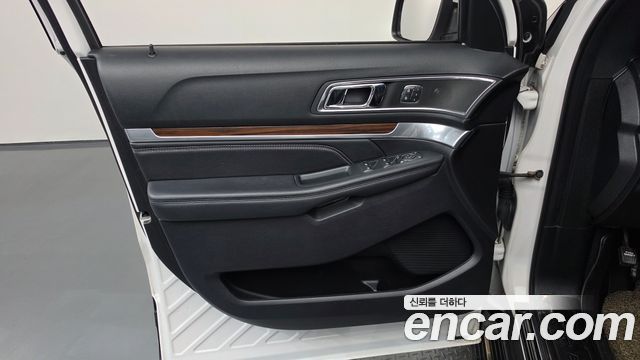 Ford Explorer 3.5 Limited 4WD 5th 2018 — фото 30