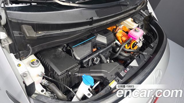 Hyundai Staria HEV 1.6 Tourer 11-Seater Modern 2025 — фото 6