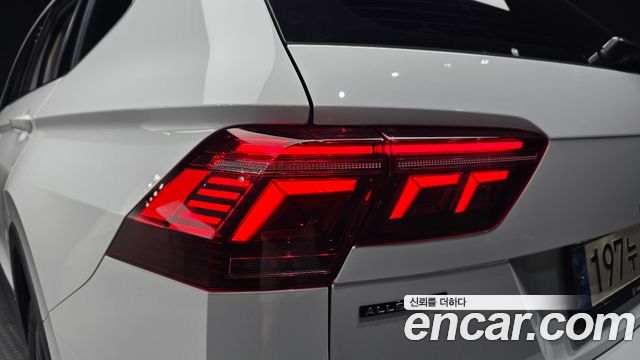 Volkswagen Tiguan Allspace 2.0 TSI Prestige 2023 — фото 23