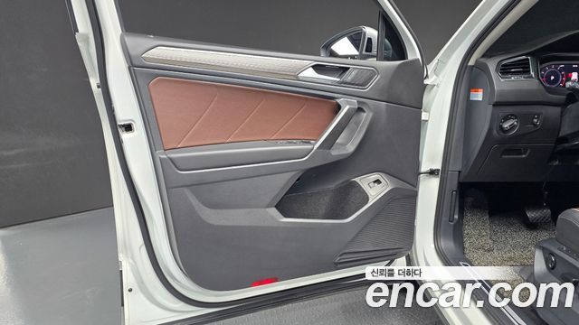 Volkswagen Tiguan Allspace 2.0 TSI Prestige 2023 — фото 24