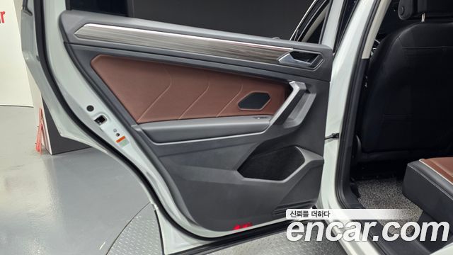 Volkswagen Tiguan Allspace 2.0 TSI Prestige 2023 — фото 25